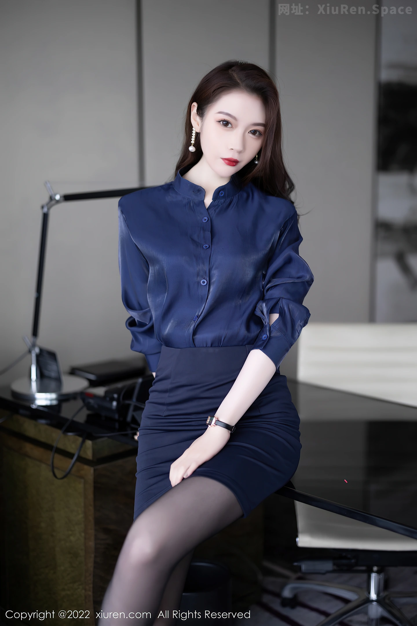 图片[4]-[XiuRen秀人网] VOL.5729 模特梦心玥心愿旅拍脱深蓝上衣露性感内衣配超薄黑丝诱惑写真91P-秀人网官方网站